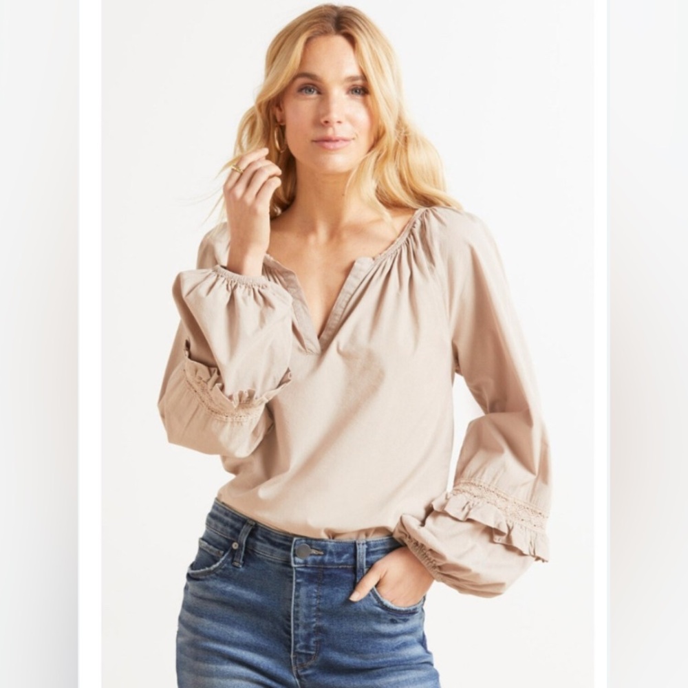 Evereve Elli Poplin Top in the Sandstone Beige color